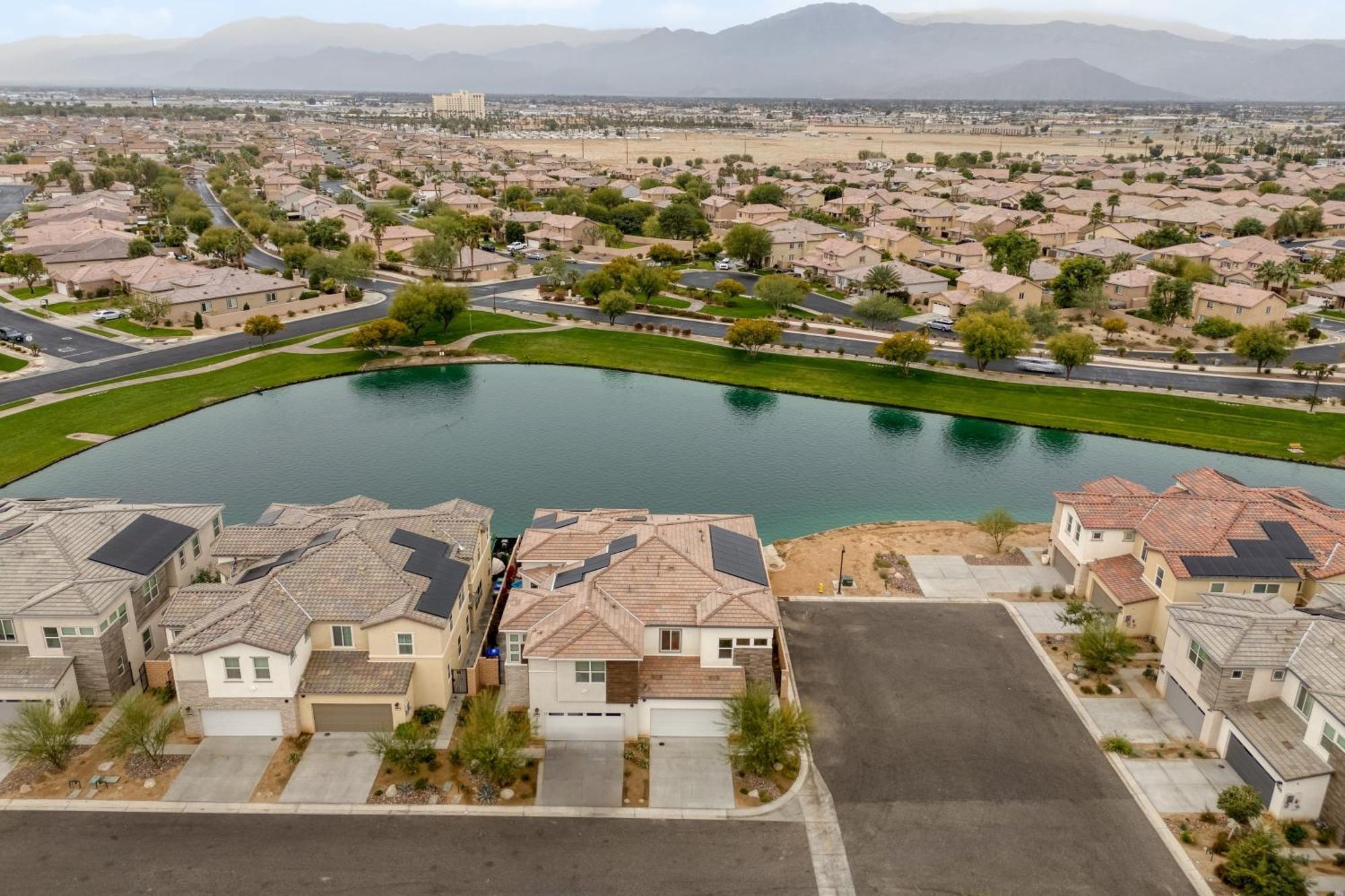 Sunburst By Avantstay Lakefront Mountain Views Indio Exterior photo