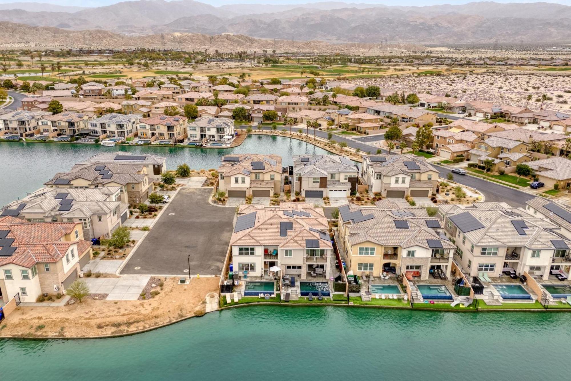 Sunburst By Avantstay Lakefront Mountain Views Indio Exterior photo